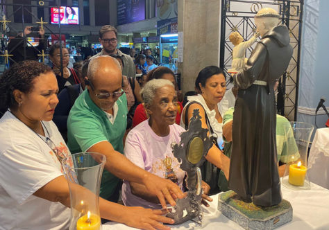 Imagem peregrina de Santo Antônio é acolhida em diversas localidades do Rio de Janeiro