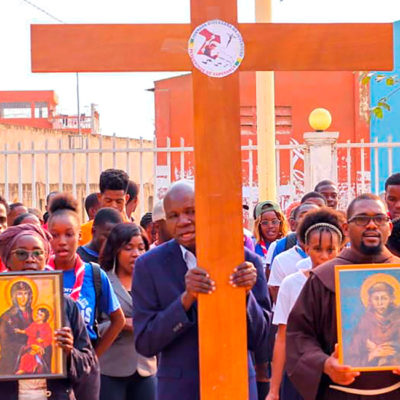 Paróquia Nossa Senhora de Fátima em Viana recebe símbolos da Jornada Diocesana da Juventude