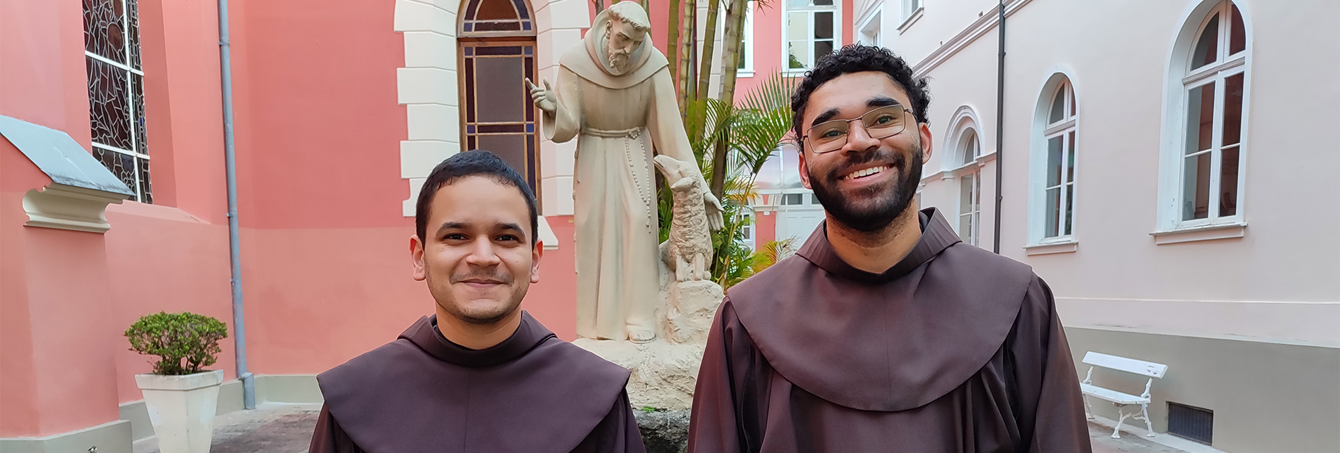 Caminho e Dedicação: Profissão Solene de Frei Franklin e Frei Gabriel