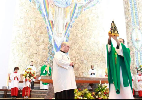 Devotos celebram Nossa Senhora Aparecida