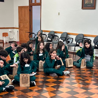 Alunos do Colégio Bom Jesus visitam a Fraternidade Sagrado Coração de Jesus