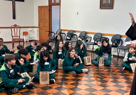 Alunos do Colégio Bom Jesus visitam a Fraternidade Sagrado Coração de Jesus