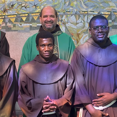 Jovens frades renovam votos temporários em celebração na Fraternidade São Boaventura