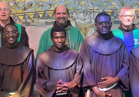 Jovens frades renovam votos temporários em celebração na Fraternidade São Boaventura