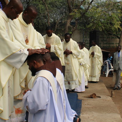 Ordenações Presbiterais marcam a celebração da Festa de Nossa Senhora dos Anjos Da Porcuincúla na FIMDA