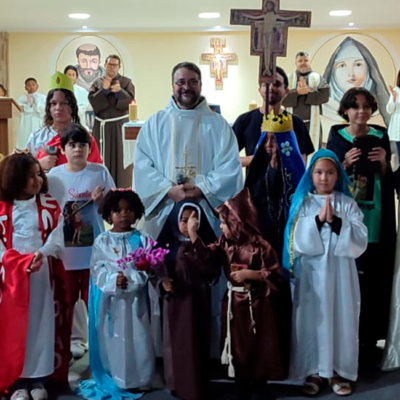Com flores, cantos e oração, fiéis celebram Santa Clara em Duque de Caxias