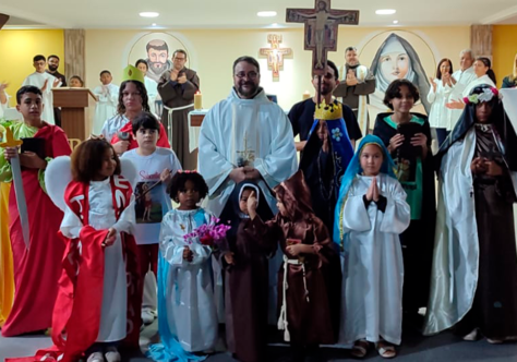 Com flores, cantos e oração, fiéis celebram Santa Clara em Duque de Caxias