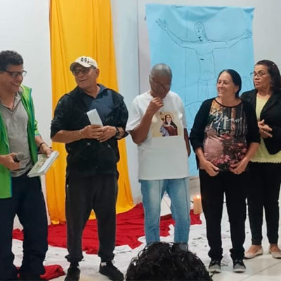 Paróquia Santa Clara realiza estudo bíblico da Carta aos Romanos em preparação ao mês da Bíblia