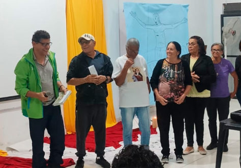 Paróquia Santa Clara realiza estudo bíblico da Carta aos Romanos em preparação ao mês da Bíblia