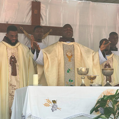 Frei Evaristo preside sua primeira Celebração Eucarística na paróquia angolana de São João Batista