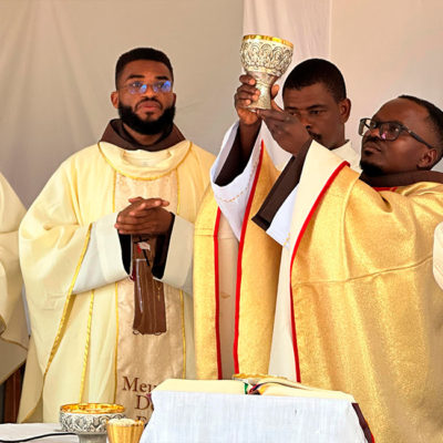 Primeira missa de Frei Elias reúne fraternidade e fiéis em Angola