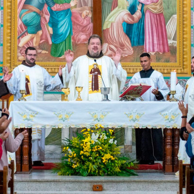 Frei Galvão nos ensina que o amor e a caridade são como fogo que ilumina os corações