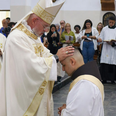 “Completai em mim a obra começada”: Frei Felipe Medeiros Carretta é ordenado presbítero em Vila Velha