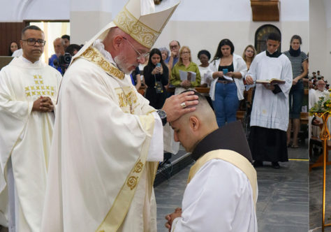 “Completai em mim a obra começada”: Frei Felipe Medeiros Carretta é ordenado presbítero em Vila Velha