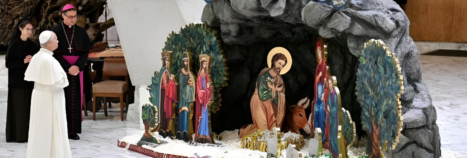 “Deus se aproxima de nós ao contemplarmos o presépio e a árvore de Natal”