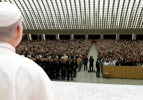 “Deus fala através da Bíblia, devemos interpretá-la sem fundamentalismos”