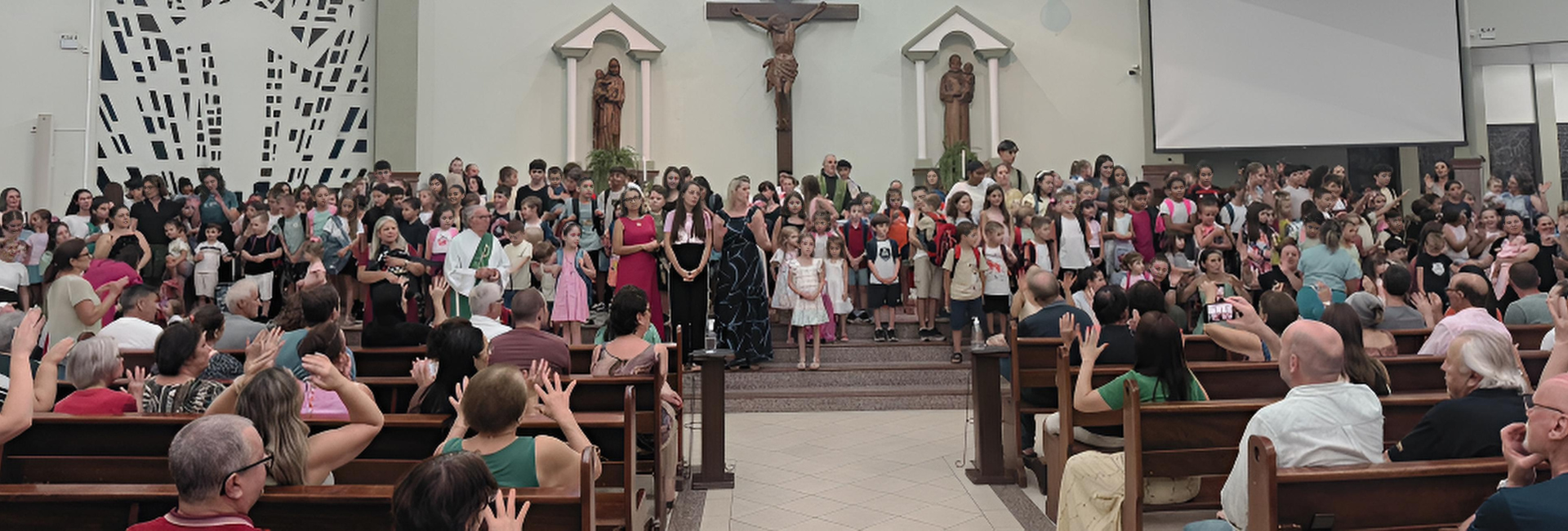 Fé e esperança marcam bênção das mochilas na Paróquia Nossa Senhora do Rosário