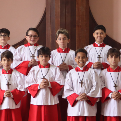 Treze meninos são investidos no Coral dos Canarinhos de Petrópolis