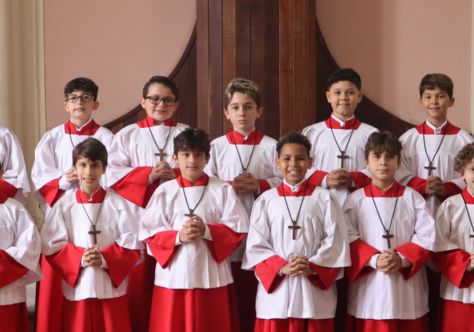 Treze meninos são investidos no Coral dos Canarinhos de Petrópolis