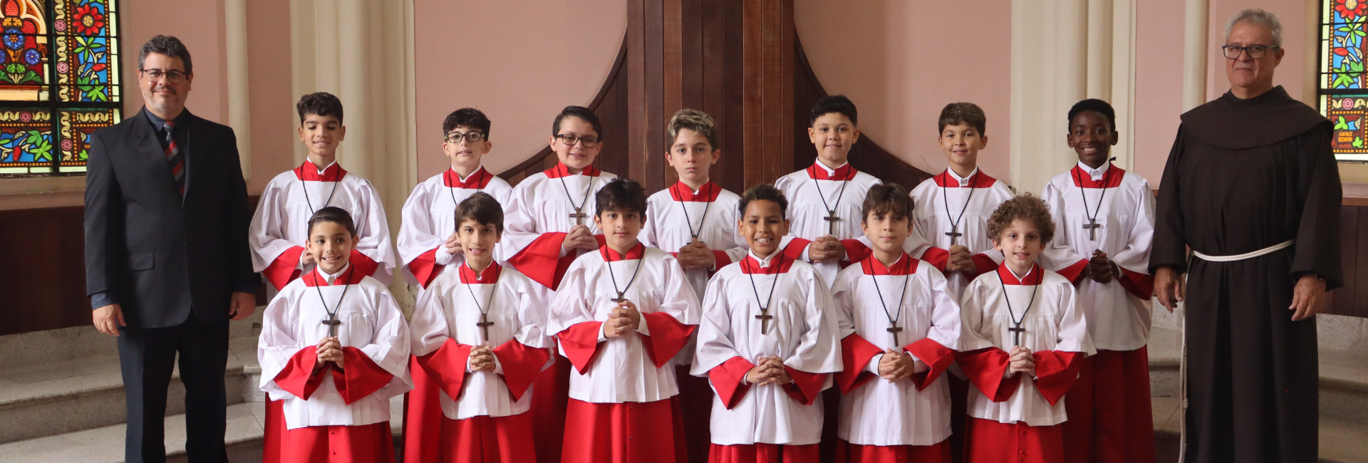 Treze meninos são investidos no Coral dos Canarinhos de Petrópolis