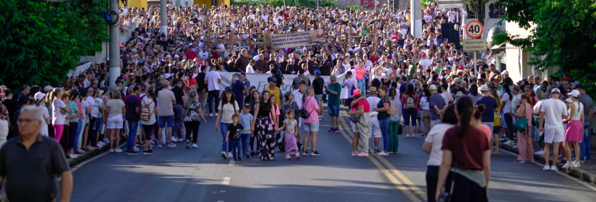 Assista aos destaques da 36ª Caminhada Penitencial Frei Bruno, que reuniu quase 40 mil fiéis
