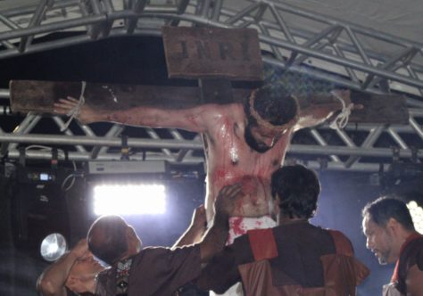 Celebração da Paixão do Senhor emociona fiéis da Paróquia Santa Cruz no Jardim Peri Alto