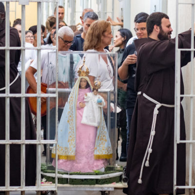 Entre grades, floresce a fé e a esperança no terceiro dia do Oitavário da Festa da Penha