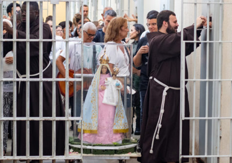 Entre grades, floresce a fé e a esperança no terceiro dia do Oitavário da Festa da Penha
