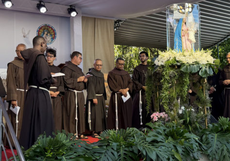 Fotos erguidas, corações reunidos: famílias são abençoadas no quarto dia do Oitavário da Penha