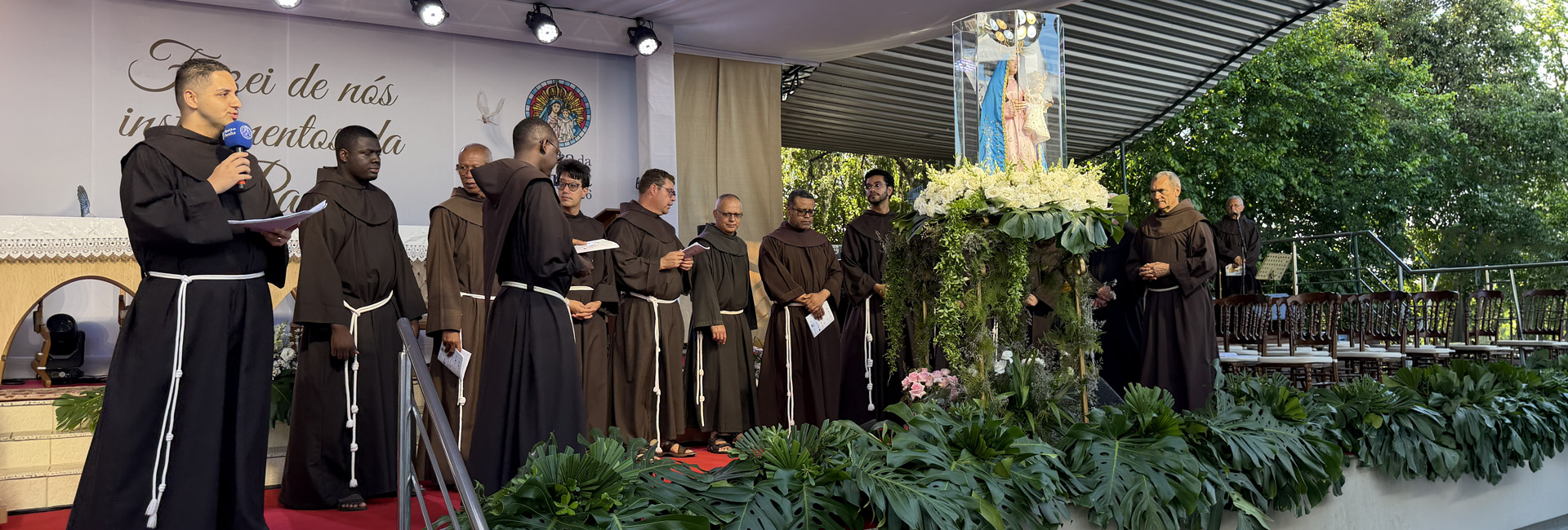 Fotos erguidas, corações reunidos: famílias são abençoadas no quarto dia do Oitavário da Penha
