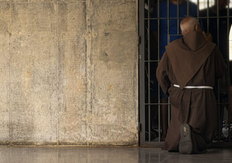 A revolução do amor visita o cárcere e marca o sexto dia do Oitavário da Festa da Penha