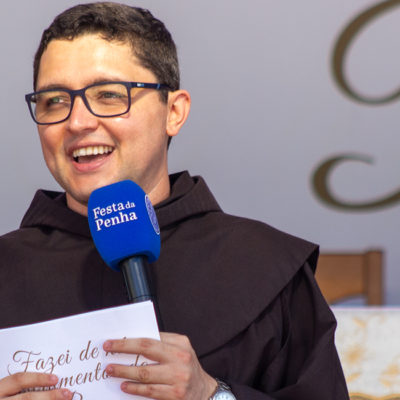 “Não somos nós quem fazemos a Festa da Penha. É ela quem nos faz”, afirma Frei Gabriel em entrevista