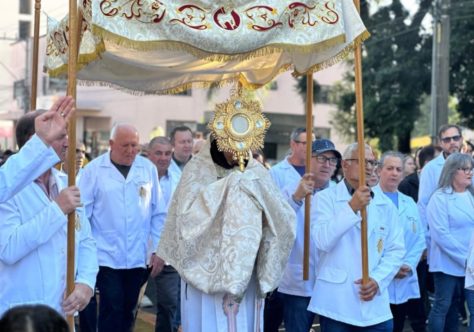 Fiéis celebram Corpus Christi com missa, procissão e confecção de tapetes em Concórdia (SC)