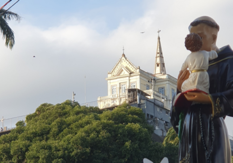 Santo Antônio peregrino leva fé e solidariedade pelas ruas do Rio
