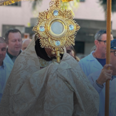 Fiéis celebram Corpus Christi com missa, procissão e confecção de tapetes em Concórdia (SC)