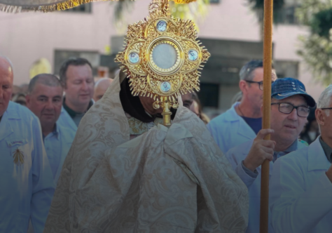 Fiéis celebram Corpus Christi com missa, procissão e confecção de tapetes em Concórdia (SC)