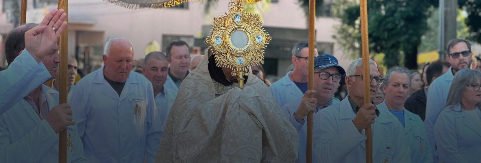 Fiéis celebram Corpus Christi com missa, procissão e confecção de tapetes em Concórdia (SC)