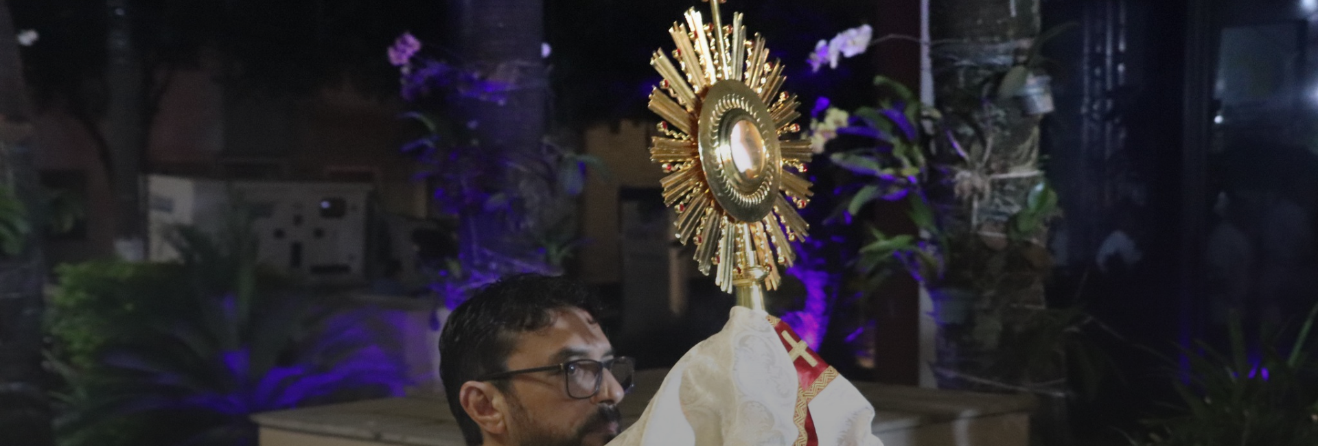 Corpus Christi reúne fiéis em celebração marcada por procissão e adoração ao Santíssimo
