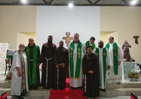 Três frades recebem o Ministério do Acolitato na Comunidade São Francisco de Assis, em Duque de Caxias