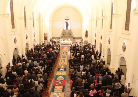 Corpus Christi reúne fiéis em celebração marcada por procissão e adoração ao Santíssimo