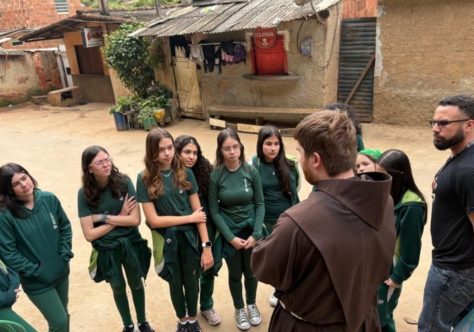 Estudantes do Colégio Bom Jesus em Petrópolis promovem acolhimento a crianças e idosos
