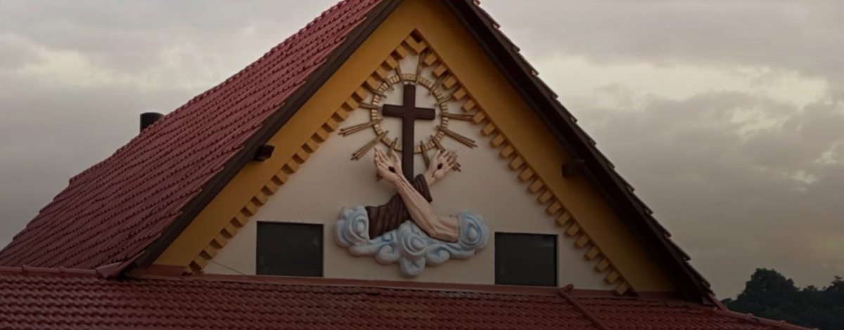 Novo escudo franciscano passa a integrar a fachada da Casa Paroquial de Santo Amaro