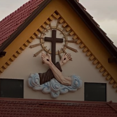 Novo escudo franciscano passa a integrar a fachada da Casa Paroquial de Santo Amaro