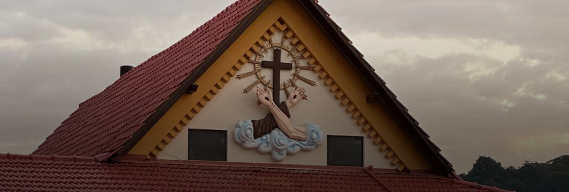 Novo escudo franciscano passa a integrar a fachada da Casa Paroquial de Santo Amaro