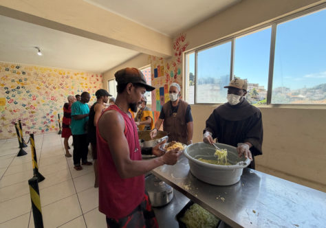 Sefras recebe frades estudantes para experiência de serviço e solidariedade