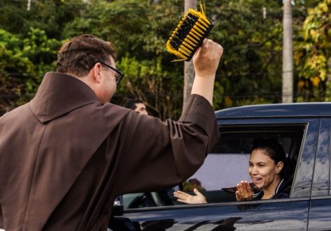 Mais de 500 veículos recebem a bênção de São Cristóvão no Largo Frei Pedro Palácios, em Vila Velha