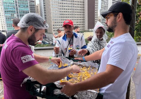 Hamburgada na Rua teve ação de acolhimento e convivência para pessoas em situação de vulnerabilidade no Rio