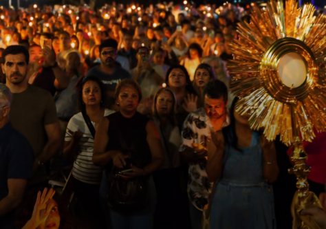 Centenas de famílias vivem noite de fé e adoração no Campinho do Convento da Penha