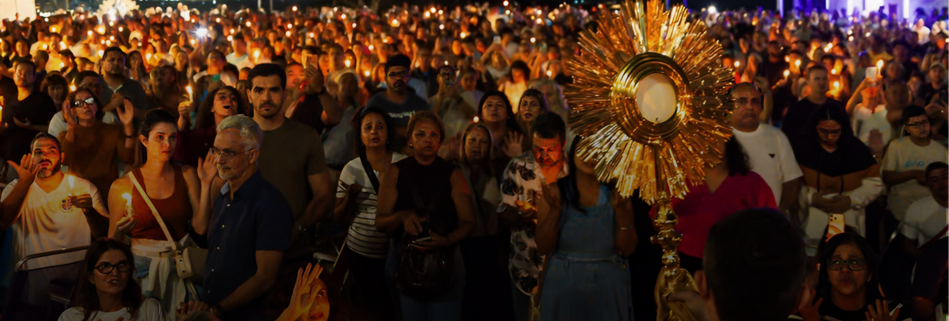 Centenas de famílias vivem noite de fé e adoração no Campinho do Convento da Penha