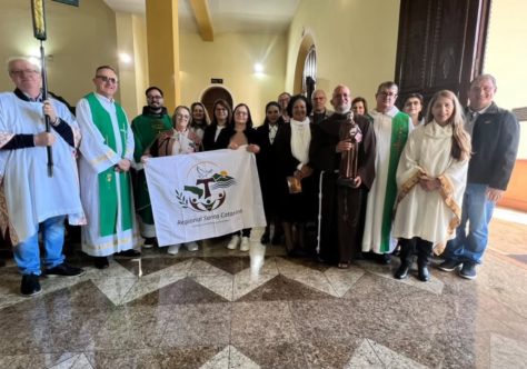 Celebração Eucarística dos 800 anos do Trânsito de São Francisco reúne família franciscana em Chapecó